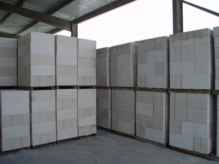 生产加气砖墙板和屋面板时,必须使用钢筋作为结构材料